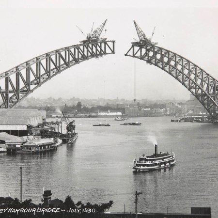 Sydney Harbour Bridge under construction (July 1930). National Museum of Australia, 1986.0117.6558